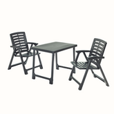 Conjunto de duas cadeiras dobráveis IPAE PROGARDEN em plástico cinzento, com assento e encosto com ranhuras, exibida em vista frontal ligeiramente inclinada para a esquerda.